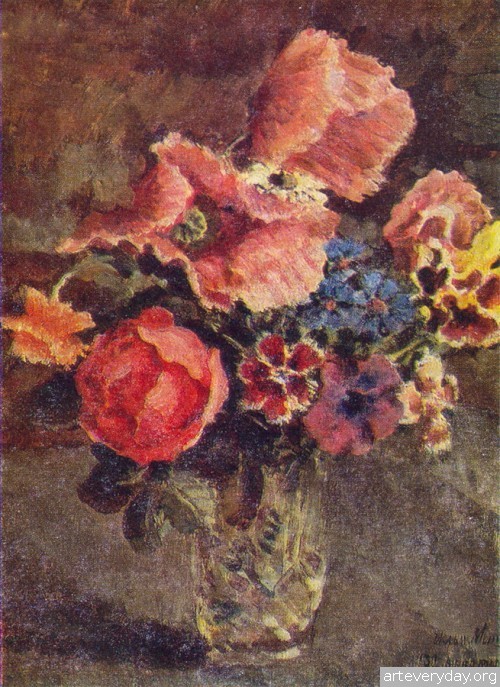 Маки, розы, васильки и другие цветы в стеклянной вазе. 1939 г.